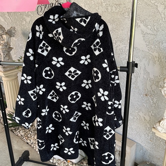 Inspired black and white thick sweater size large - Picture 2 of 6